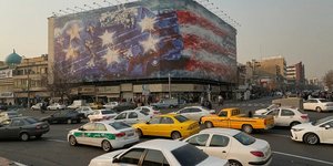 Η γιγαντοαφίσα στην κεντρική πλατεία της πρωτεύουσας του Ιράν 