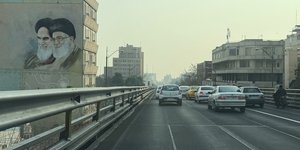 Η παρουσία του καθεστώτος είναι παντού εμφανής στην Τεχεράνη, πρωτεύουσα του Ιράν