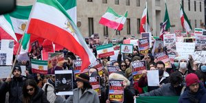 Πολίτες στο Μιλάνο της Ιταλίας υπέρ των διαδηλωτών στο Ιράν, έξω από το προξενείο των ΗΠΑ