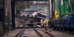 Διασώστες στον τόπο του σιδηδρομικού δυστυχήματος κοντά στην Βαρκελώνη της Ισπανίας