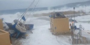 Το ιστιοπλοϊκό που έπεσε από τα κύματα στη Γαύδο