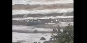 ΙΧ παρασύρθηκαν απο τα κύματα στην Αυστραλία 