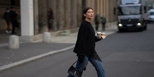 τζιν και μακριά μπλούζα