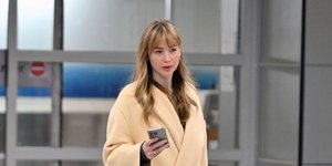 Η Τζένιφερ Λόρενς χωρίς μακιγιάζ δείχνει το πρώτο πανωφόρι της άνοιξης