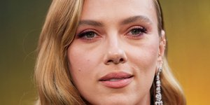 Η Σκάρλετ Γιόχανσον απογειώνει το lingerie look με βελούδινο φόρεμα σε σπάνια εμφάνιση