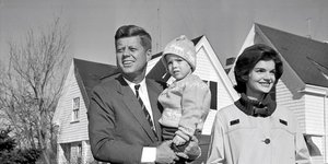 Ο Τζον Κένεντι με τη σύζυγο του Τζάκι και την κόρη του Καρολάιν