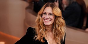 Το στιλιστικό τρικ της Τζούλια Ρόμπερτς στις Χρυσές Σφαίρες που έκανε το βαθύ ντεκολτέ να δείχνει απόλυτα κομψό