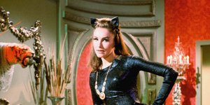 Η Τζούλι Νιούμαρ ντυμένη ως Catwoman, σε πορτρέτο για την τηλεοπτική σειρά «Batman», περίπου το 1966 