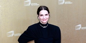 Η Ζιλιέτ Μπινός δείχνει το πιο εκλεπτυσμένο βραδινό look για γυναίκες άνω των 60