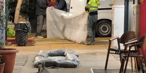 Τα σακιά και τα νάιλον που τοποθετούνται στους δρόμους