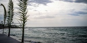 Κακοκαιρία στην παραλία του Φλοίσβου, στην Αττική