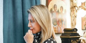 H Μαρία Καρυστιανού με φόντο θρησκευτικές εικόνες στο γραφείο της Γρατσία