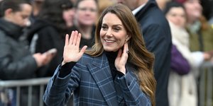 H Kέιτ Μίντλετον με το καρό παλτό που σχεδίασε η ίδια
