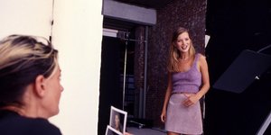 Το 2026 επιστρέφει η μίνι φούστα σε στιλ δεκαετίας του '90, minimal chic ή boho, αιώνια μοντέρνα