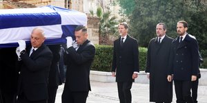 Οι Ντε Γκρες συνοδεύουν το φέρετρο της πριγκίπισσας Ειρήνης 