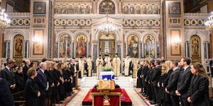 Ισπανοί από την μια πλευρά, πρώην ελληνική βασιλική οικογένεια από την άλλη