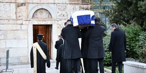 Το φέρετρο με τη σορό της πριγκίπισσας Ειρήνης