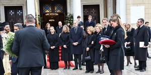 Συγκινημένη η οικογένεια στο αντίο στην πριγκίπισσα Ειρήνη