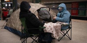 Άνθρωποι με μωρά βρίσκουν καταφύγιο σε σταθμό του μετρό στο Κίεβο