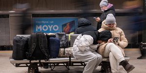 Πολίτες στο Κίεβο βρίσκουν καταφύγιο σε σταθμό του μετρό, υπό πολύ χαμηλές θερμοκρασίες