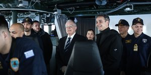 Ο ΠτΔ Κ. Τασούλας και ο Πρωθυπουργός Κυρ. Μητσοτάκης στη «γέφυρα» της φρεγάτας «Κίμων» 