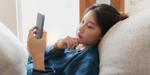 Νεαρή Κινέζα με κινητό