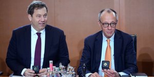 Ο Γερμανός υπουργός Οικονομικών Λαρς Κλίνγκμπαϊλ με τον καγκελάριο Μερτς