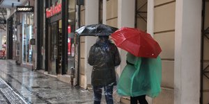 κοκκινη μαυρη ομπρελα