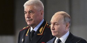 Ο υπουργός Εσωτερικών της Ρωσίας, Βλαντίμιρ Κολοκόλτσεφ με τον Βλαντίμιρ Πούτιν