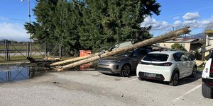 Επεσαν κολώνες από τους ανέμους