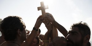 σταυρος στα χερια