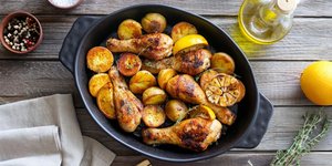 Κοπανάκια κοτόπουλου με πατάτες baby στον φούρνο / Φωτογραφία: Shutterstock