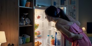 κοπέλα ψυγείο