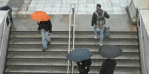 Άνθρωποι με ομπρέλες στη βροχή, Αθήνα