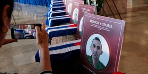 Τα λείψανα 32 Κουβανών που σκοτώθηκαν κατά τη διάρκεια της αμερικανικής επιδρομής για τη σύλληψη του προέδρου της Βενεζουέλας Νικολάς Μαδούρο έχουν επιστραφεί στην Αβάνα σε μικρά κουτιά