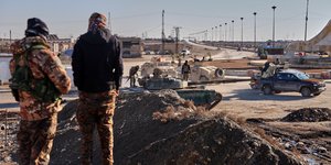 Κούρδοι μαχητές στη βόρεια Συρία για την ασφάλεια των δρόμων που οδηγούν στη φυλακή Γκουεϊράν, όπου κρατούνται κατηγορούμενοι για συμμετοχή στο ISIS