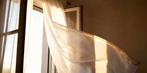 Το απλό κόλπο που εξαφανίζει το ενοχλητικό κενό στις κουρτίνες