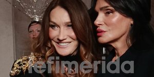 Η Σήλια Κριθαριώτη με την Κάρλα Μπρούνι  στο σόου της σχεδιάστριας