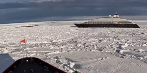 Το κρουαζιερόπλοιο Scenic Eclipse II εγκλωβισμένο σε πάγους στην Ανταρκτική 