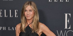 Μια age-positive προσέγγιση στο γκριζάρισμα, που η Jennifer Aniston έχει αρχίσει πρόσφατα να υιοθετεί / GETTY