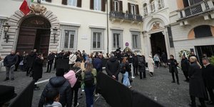 Σε λαϊκό προσκύνημα η σορός του σχεδιαστή μόδας Βαλεντίνο