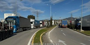 Εκατοντάδες νταλίκες και φορτηγά παρκαρισμένα στην είσοδο της Λαμίας λόγω μπλόκου στον Μπράλο