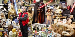 Για σχεδόν μισό αιώνα, το σύμπαν του Star Wars έχει γεννήσει αντικείμενα που ξεπερνούν τη σφαίρα της ποπ κουλτούρας και μετατρέπονται σε συλλεκτικά ιερά κειμήλια / SHUTTERSTOCK