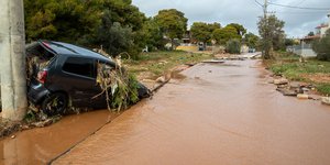 Λασπόνερα παντού στη Βάρη από το σαρωτικό πέρασμα της κακοκαιρίας