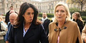 Μαριν Λεπέν με καφε καπα