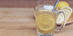 Πώς να πίνετε ζεστό νερό με λεμόνι κάθε πρωί για να χάσετε βάρος: Δείτε τα οφέλη