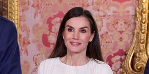 Η πρώτη εμφάνιση της βασίλισσας Λετίθια για το 2026 αναδεικνύει δύο κομψές στιλιστικές επιλογές