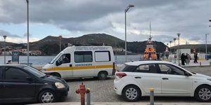 Η μεταφορά της σορού του 20χρονου στο νοσοκομείο Λήμνου