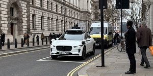 Η Waymo φέρνει τα ρομποταξί της στο Λονδίνο