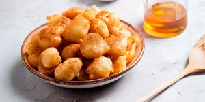 Λουκουμάδες με μέλι / Φωτογραφία: Shutterstock